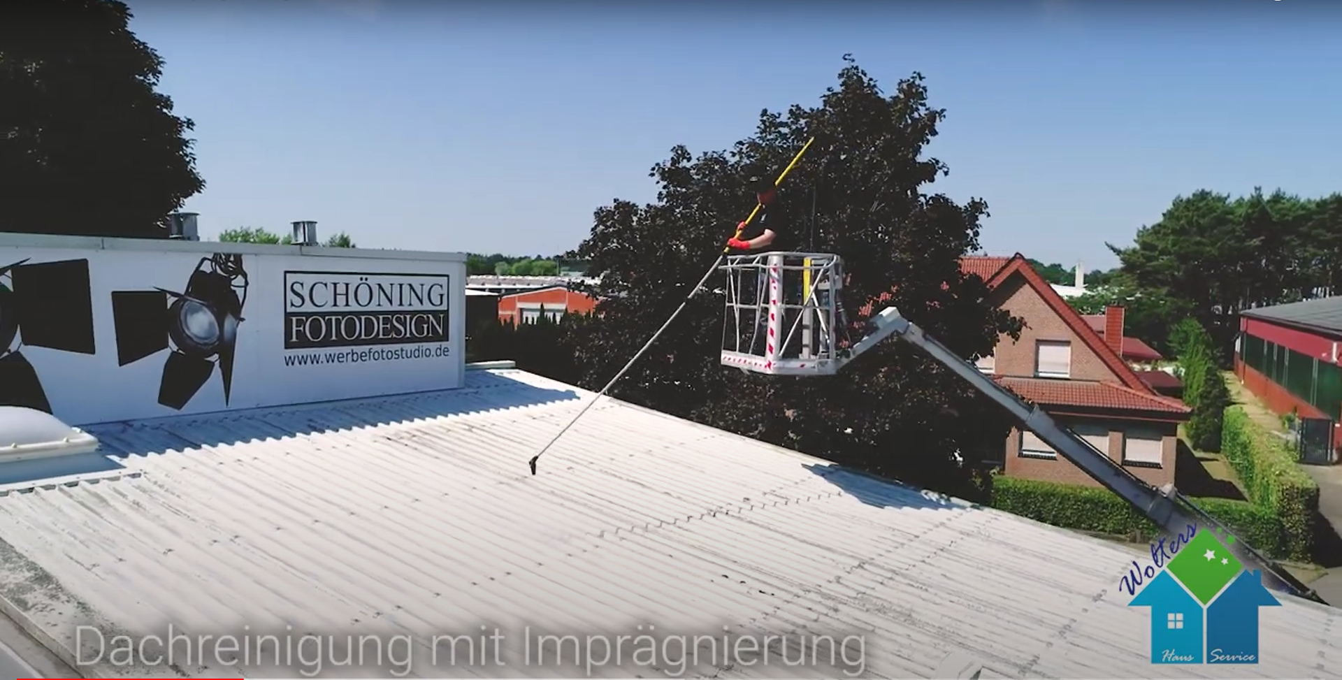 Dachreinigung in Wielen mit professioneller Teleskoplanze.